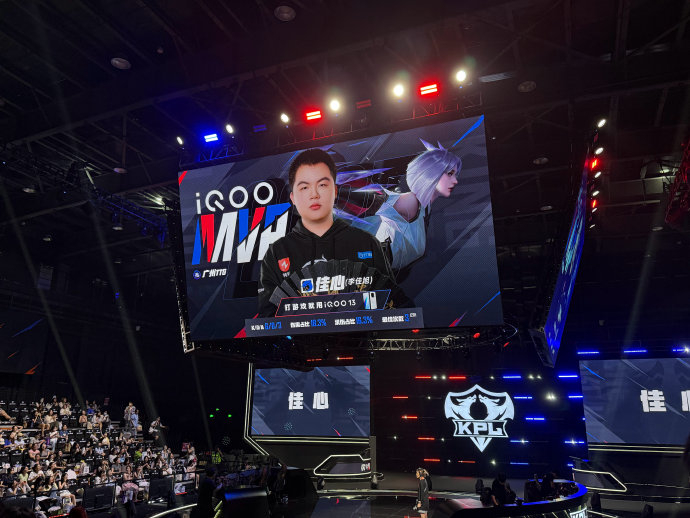 FLY轻取KT，Viper单局斩获MVP顶尖较量四强赛，点燃全场激情