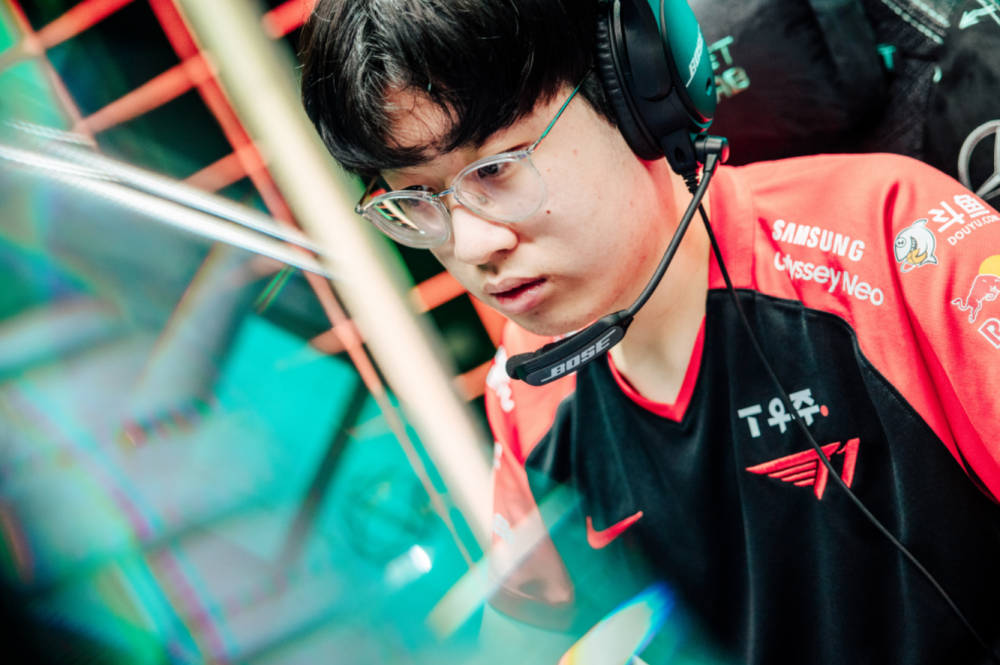 开云体育app-C9力克RNG，Zeus完成史诗逆转宿敌对决小组赛，点燃全场激情