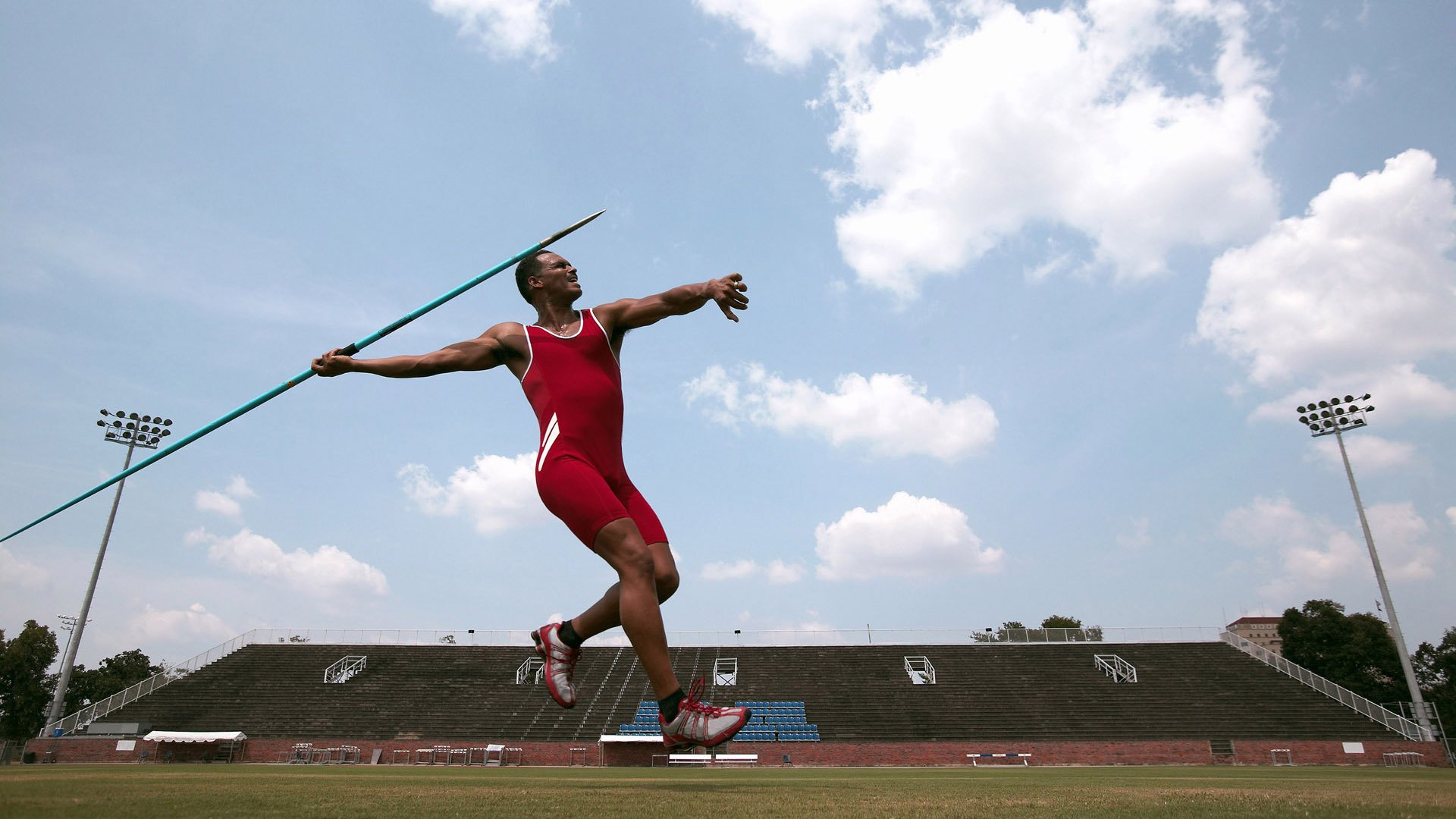 开云下载-当F1引擎熄火，足球精灵在街道上跳起探戈